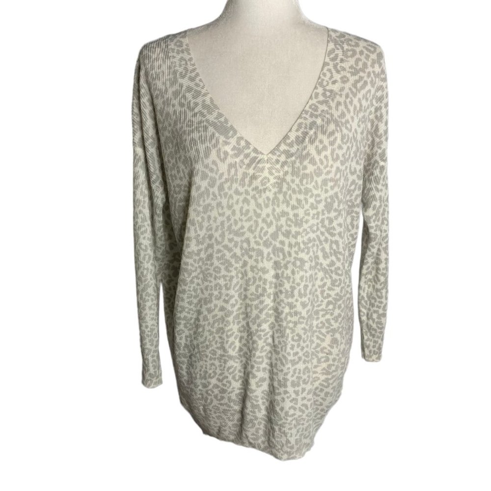 Dynamite Leopard Print Pullover Sweater S White Stretch Knit V Neck High Low